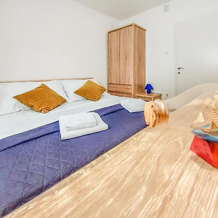 Nyaraló Sandra By Interhome Krk Town